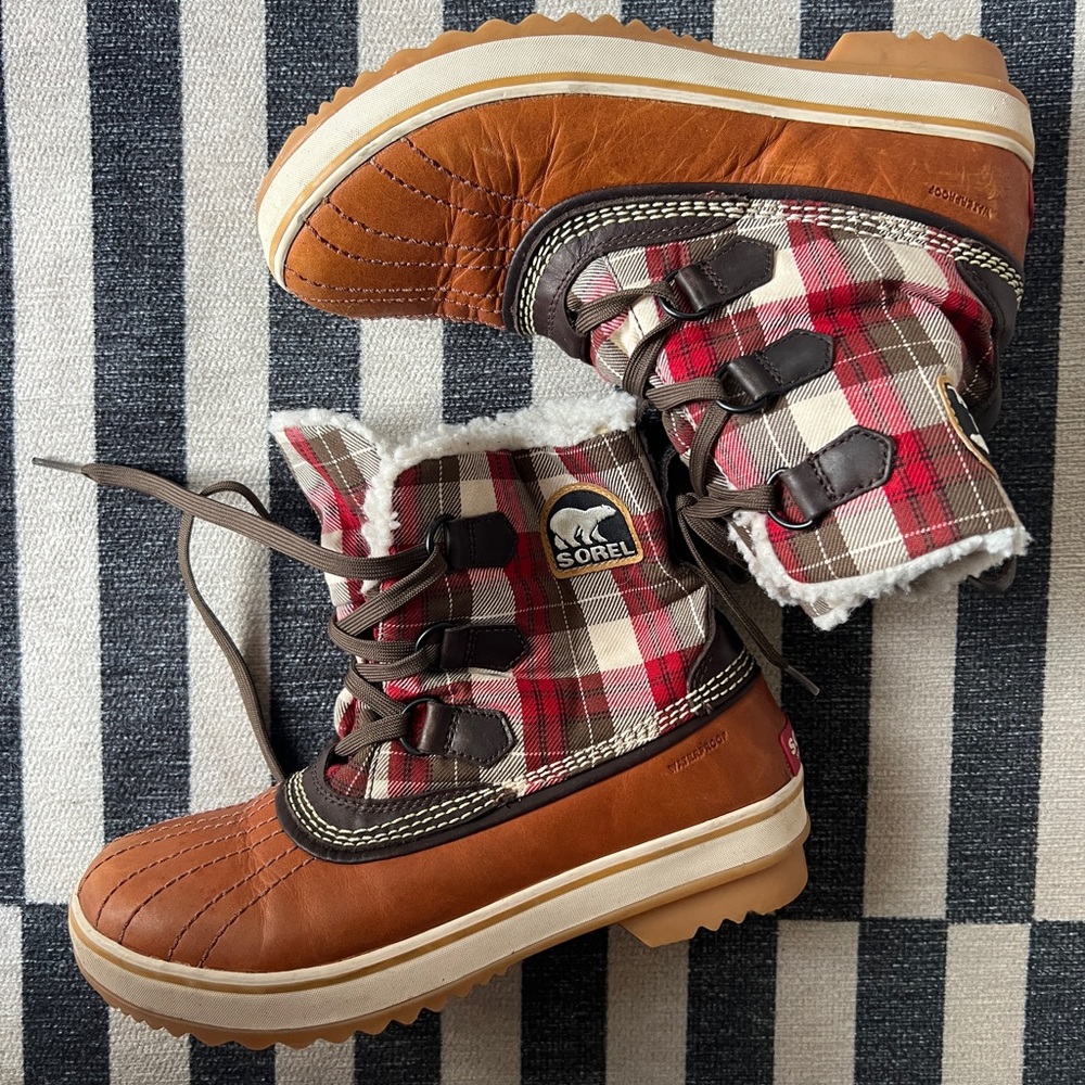Waterproof and Sherpa lined SOREL women’s boots! Size 8.5
